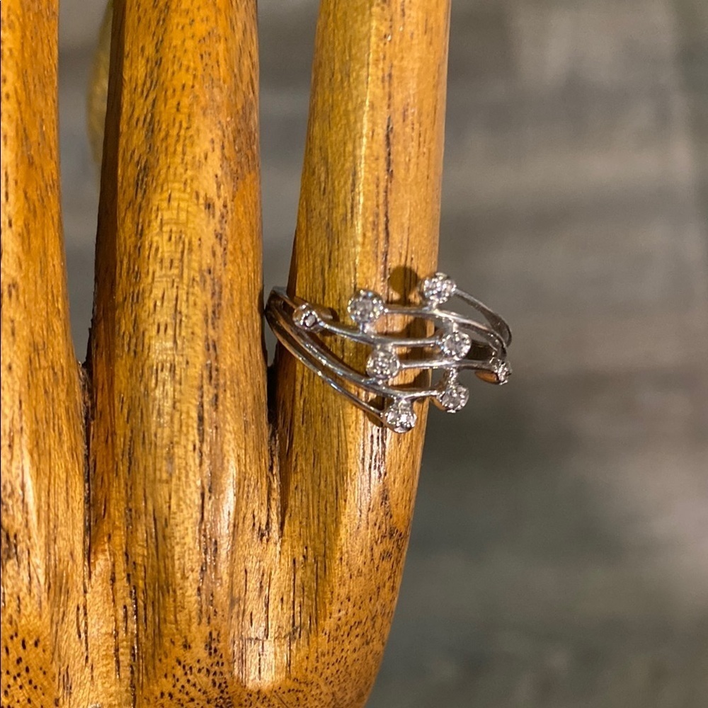 Stunning Silver Women's Ring with Crystal Accents - Picture 9 of 9